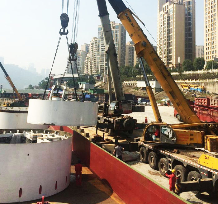 城中吊车作业中