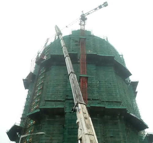 城中吊车在工地上作业
